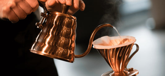 Café filtrado V60, barista, cafe de especialidad